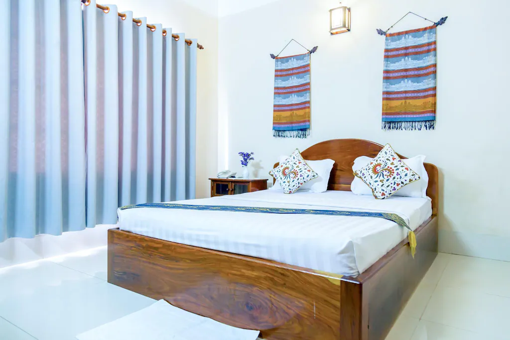 DOUBLE ROOM